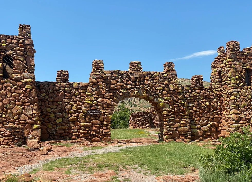 성서 재현 건축물 배경